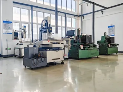 ورشة التشغيل باستخدام ماكينات CNC